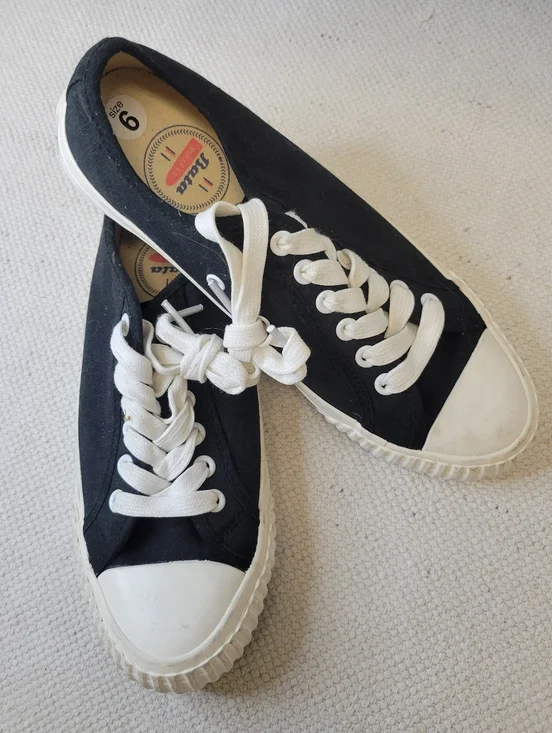 Bata Bullets Low Top Shoes Black with White Accents Men's Size 6 - Picture 1 of 8